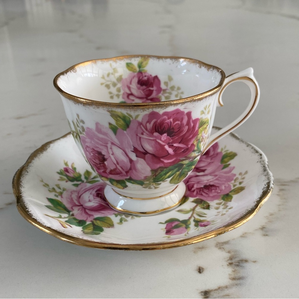 Royal Albert: tea cup and saucer set